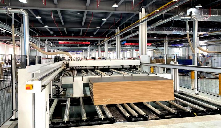 Wood Panel Auto-Feed Cutting Machine